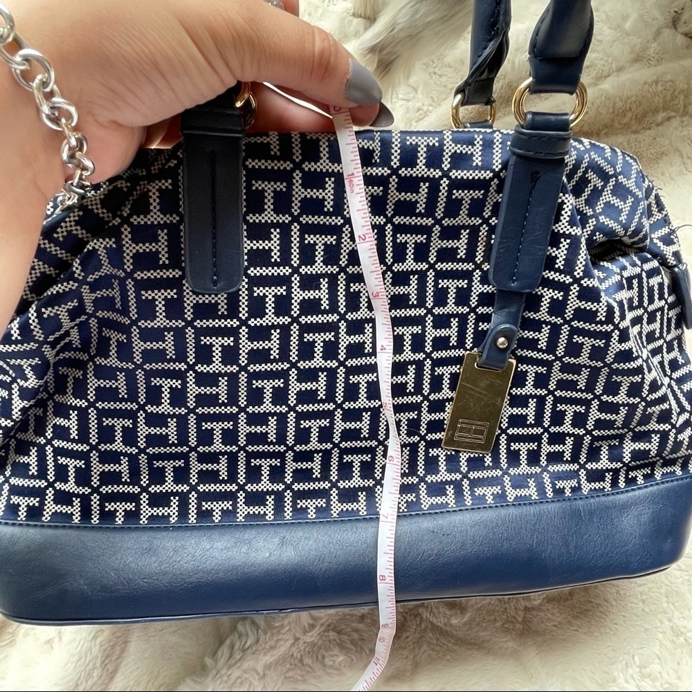 Tommy Hilfiger Signature Print Zipper Closure Bag - Picture 11 of 11